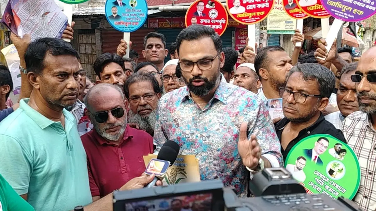 রাজধানীতে ডেঙ্গু চিকিৎসা ও প্রতিরোধে জনসচেতনতামূলক লিফলেট বিতরণ করেন আমিনুল হক। ছবি : কালবেলা