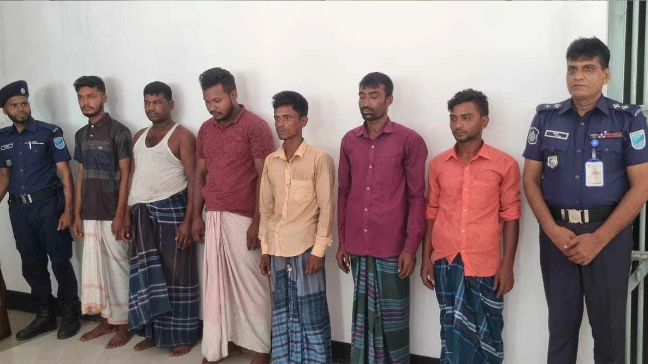 গ্রেপ্তারকৃত ডাকাত চক্রের ছয় সদস্য। ছবি : কালবেলা