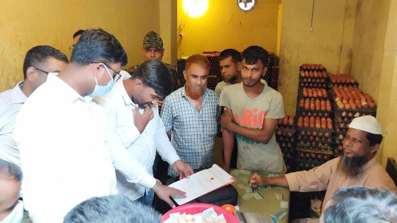 টঙ্গীর নতুন বাজার এলাকায় ডিমের আড়তে ভোক্তা অধিকার সংরক্ষণ অধিদপ্তরের অভিযান। ছবি : কালবেলা