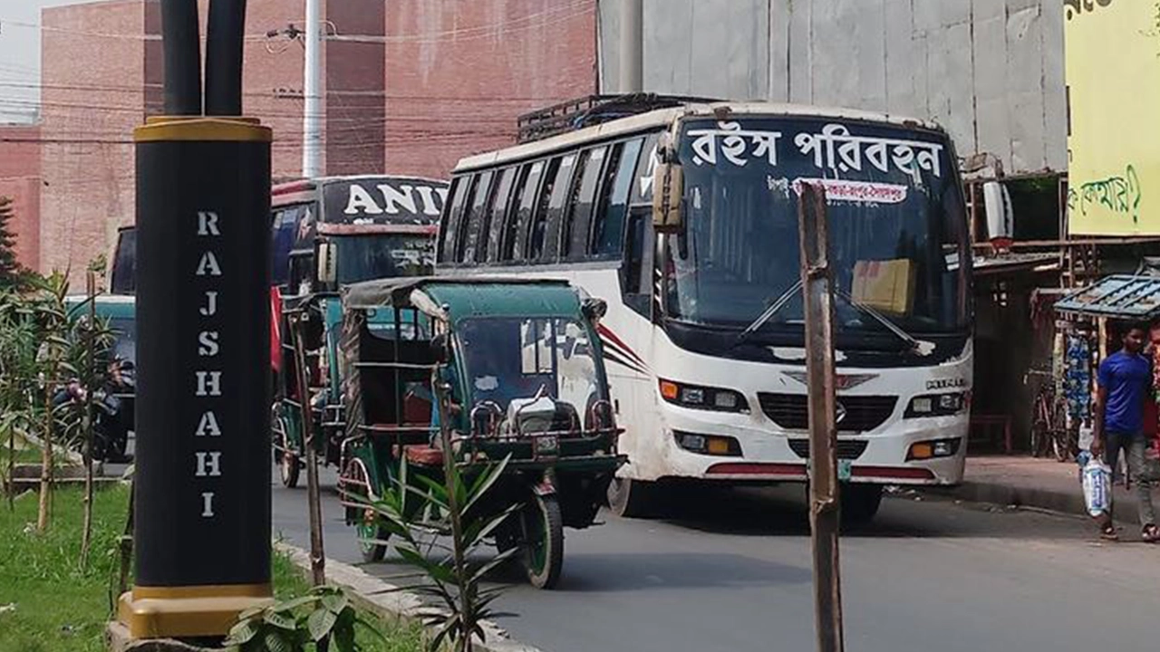 রাজশাহী-চাঁপাইনবাবগঞ্জ রুটে যাত্রীবাহী বাস। পুরোনো ছবি