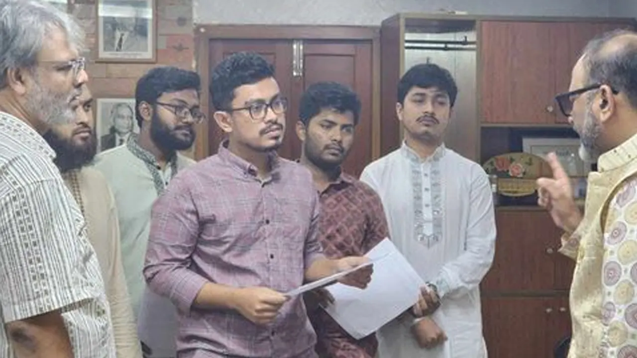 উপাচার্যের কাছে স্মারকলিপি প্রদান করছেন সংগঠনটির নেতাকর্মীরা। ছবি : কালবেলা