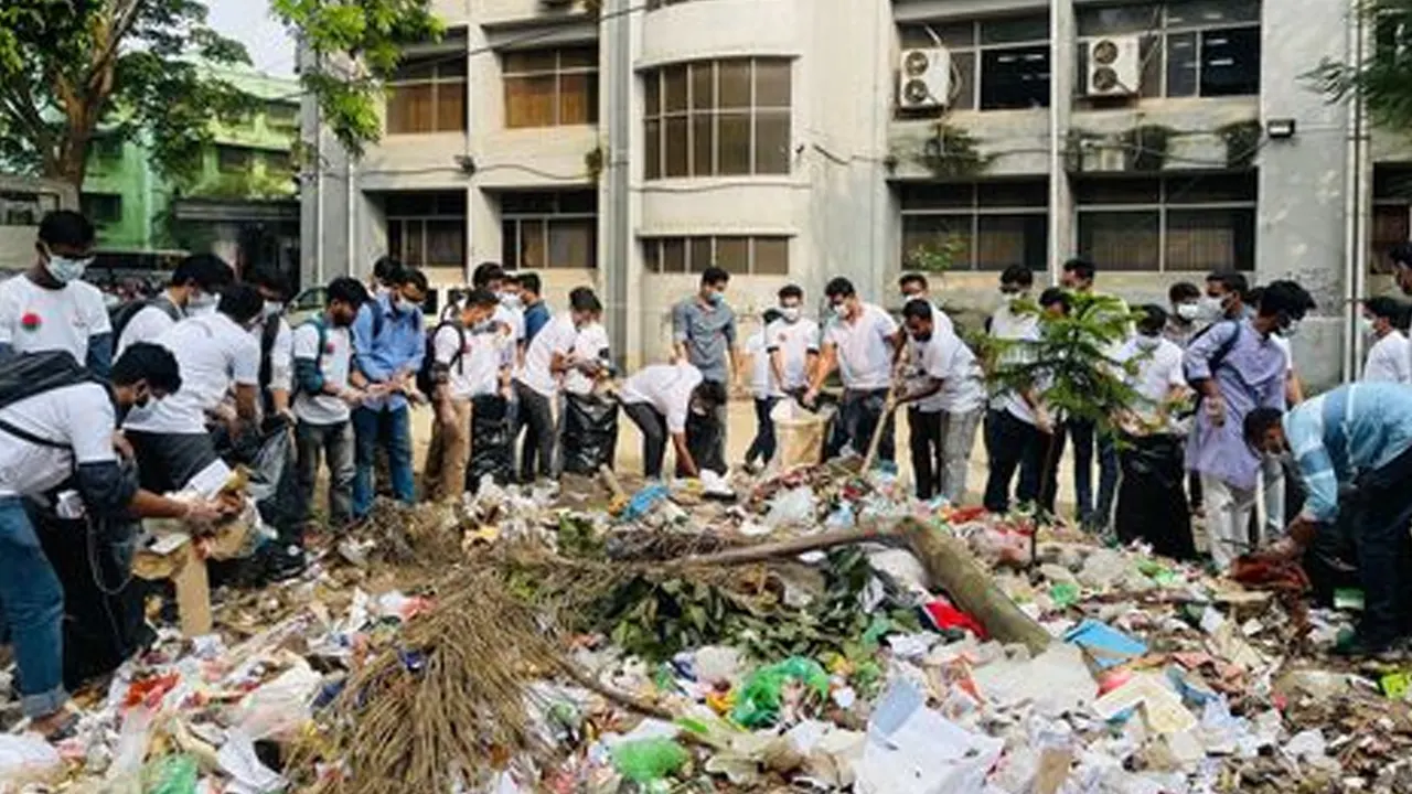 ময়লার স্তূপ পরিষ্কার করে ছাত্রদলের বৃক্ষরোপণ। ছবি : সংগৃহীত