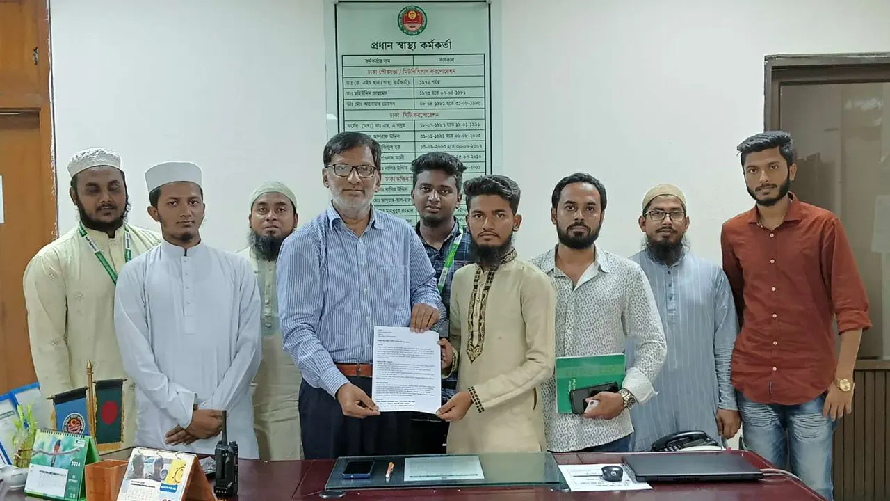 ঢাকা দক্ষিণ সিটি করপোরেশনে স্মারকলিপি প্রদান করেছে বৈষম্যবিরোধী ছাত্র-জনতা। ছবি : কালবেলা