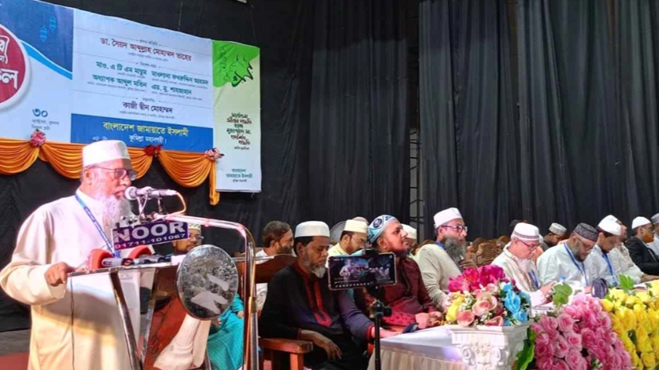 কুমিল্লা জেলা শিল্পকলা একাডেমিতে সীরাতুন্নবী (স.) মাহফিলে বক্তব্য রাখেন এটিএম মাসুম। ছবি : কালবেলা