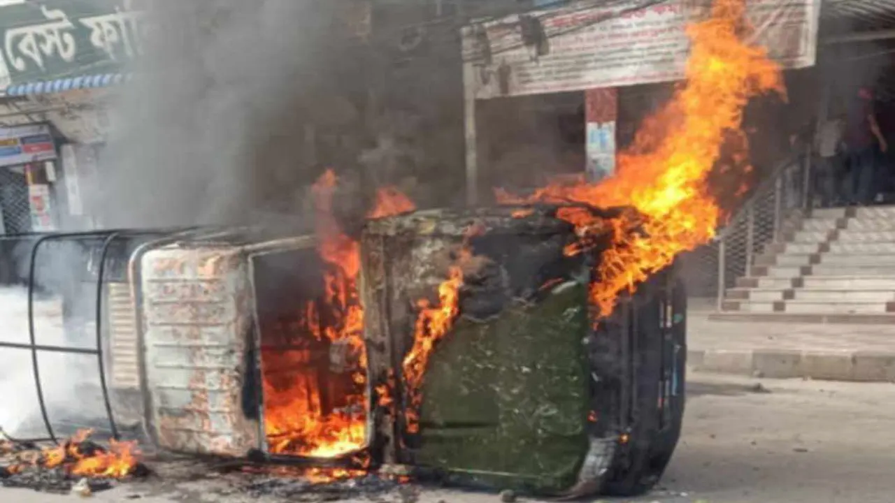 আন্দোলনের এক পর্যায়ে  সেনাবাহিনী ও পুলিশের গাড়িতে আগুন ধরিয়ে দেয়। ছবি : কালবেলা