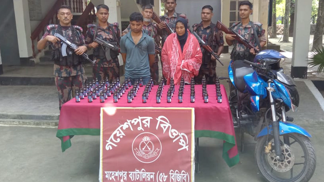 মাদকসহ গ্রেপ্তার আসামি মনোয়ারা খাতুন (ডানে)। ছবি : কালবেলা