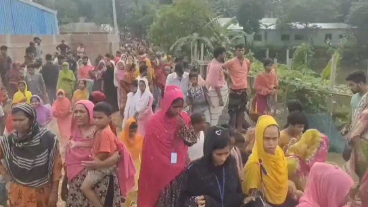 ঘটনাস্থলে উৎসুক জনতার ভিড়। ছবি : কালবেলা