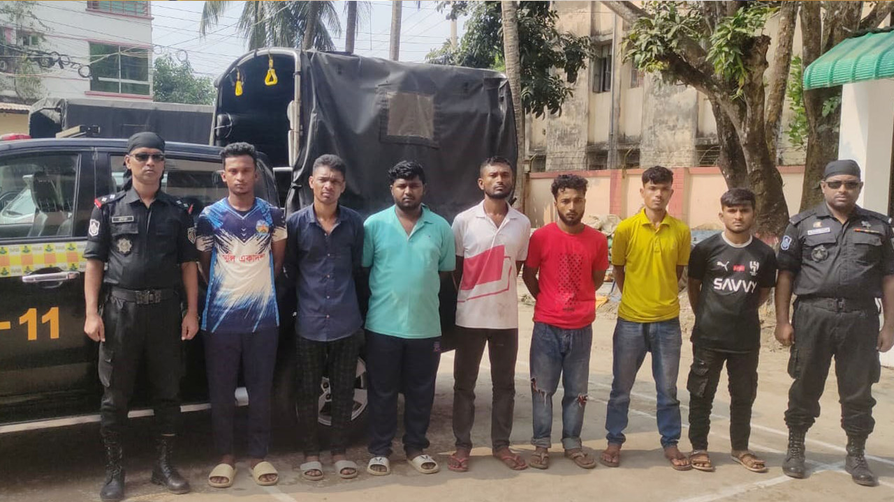 র‍্যাবের হাতে গ্রেপ্তারকৃতরা। ছবি : কালবেলা