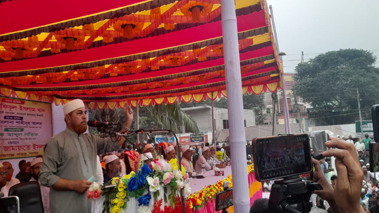 সিরাজগঞ্জে সমাবেশে বক্তব্য দেন বাংলাদেশ জামায়াতে ইসলামীর কেন্দ্রীয় সহকারী সেক্রেটারি জেনারেল মাওলানা মো. রফিকুল ইসলাম খান। ছবি : কালবেলা