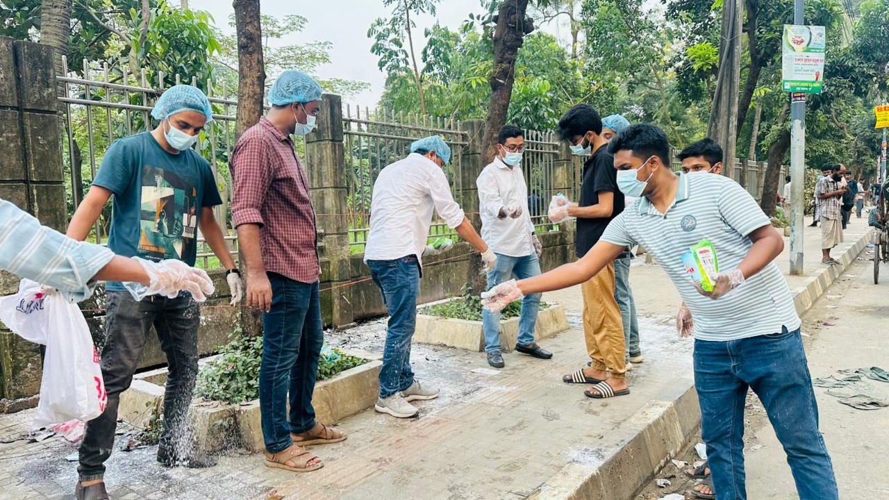ঢাকা বিশ্ববিদ্যালয়ে ছাত্রদলের পরিচ্ছন্নতা কার্যক্রম। ছবি : কালবেলা