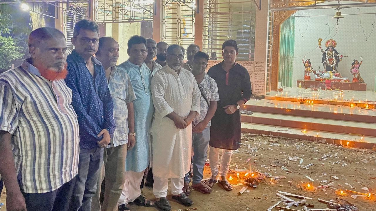 ময়মনসিংহের হালুয়াঘাট শ্মশান ঘাটে পূজা পরিদর্শন ও শুভেচ্ছা বিনিময় করেছেন সৈয়দ এমরান সালেহ প্রিন্স। ছবি : কালবেলা