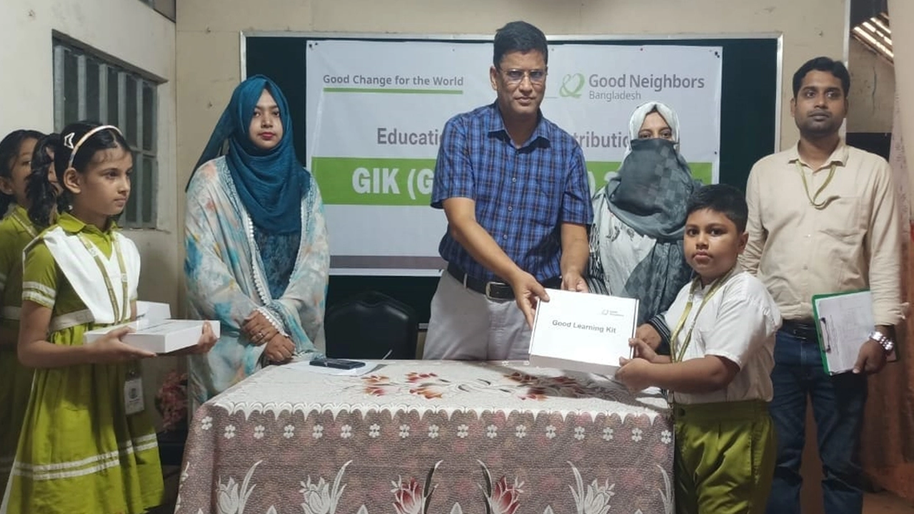 শিক্ষার্থীদের মাঝে বিভিন্ন সামগ্রী তুলে দেন অতিথিরা। ছবি : সংগৃহীত