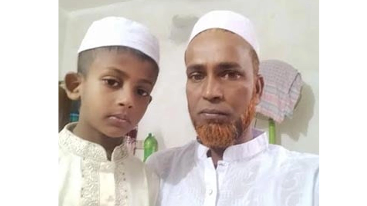 মো. মনসুর মিয়ার কোলে শিশু সন্তান মো. মাছরুল ইমাম (১০)। ছবি : সংগৃহীত