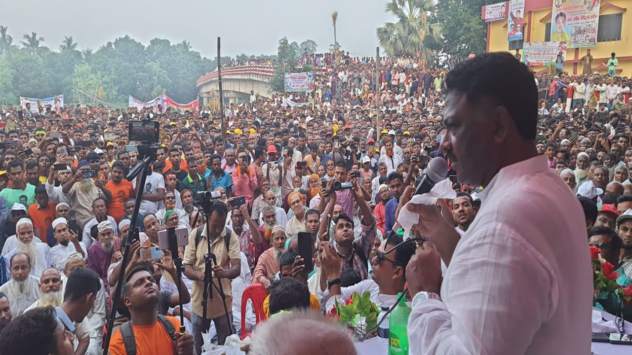 নাটোরে জনসভায় বক্তব্য দেন রুহুল কুদ্দুস তালুকদার দুলু। ছবি : কালবেলা