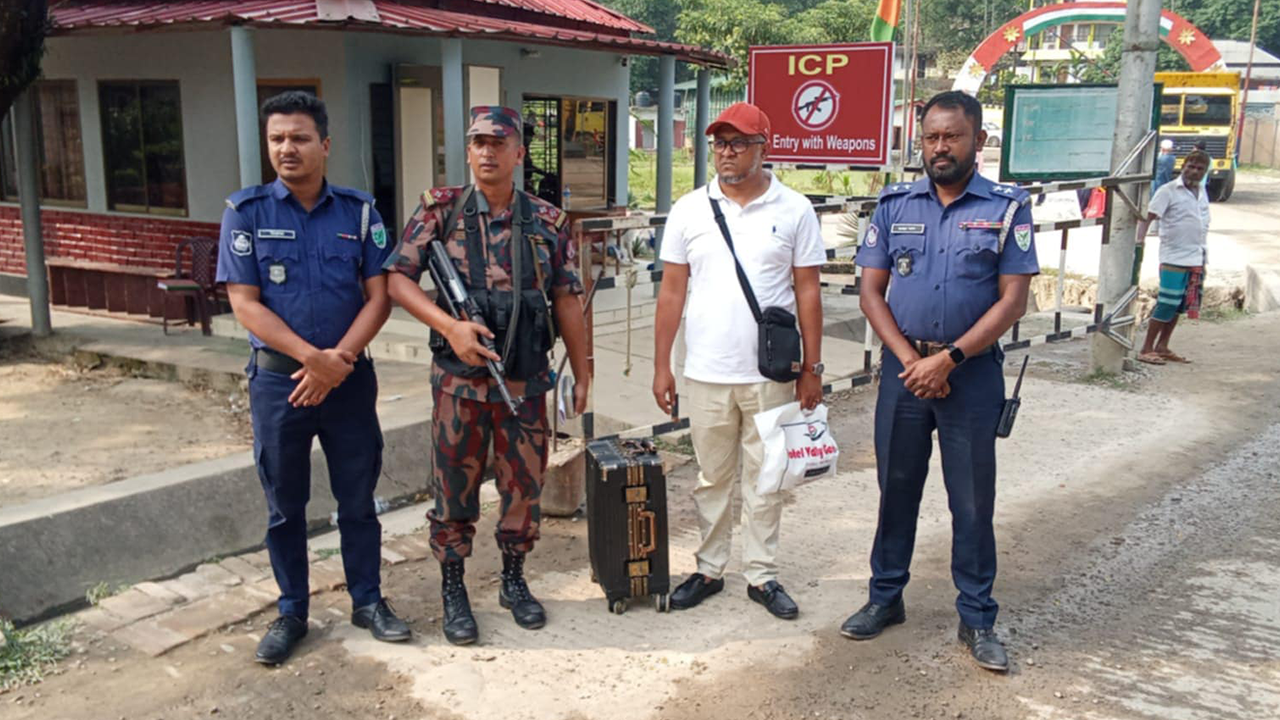 ভারতে পালানোর সময় বিজিবির হাতে গ্রেপ্তার আওয়ামী লীগ নেতা। ছবি : কালবেলা