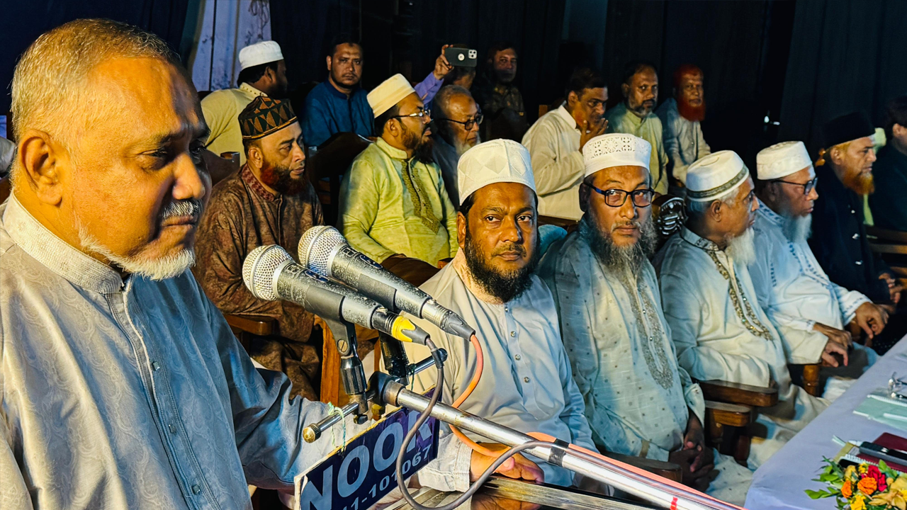 কুমিল্লায় শপথ গ্রহণ অনুষ্ঠানে বক্তব্য রাখেন বাংলাদেশ জামায়াতে ইসলামীর নায়েবে আমির ও সাবেক এমপি ডা: সৈয়দ আব্দুল্লাহমো. তাহের