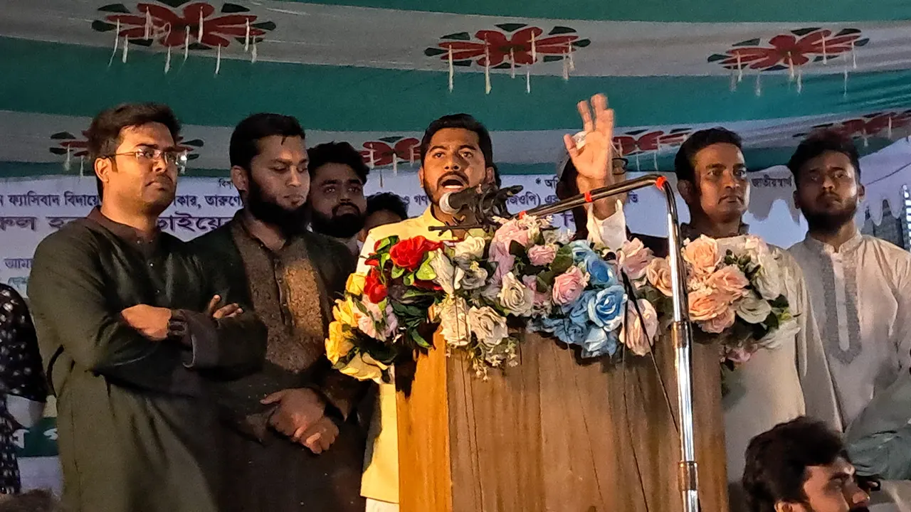 নারায়ণগঞ্জে গণঅধিকার পরিষদের গণসমাবেশে বক্তব্য দেন নুরুল হক নুর। ছবি : কালবেলা