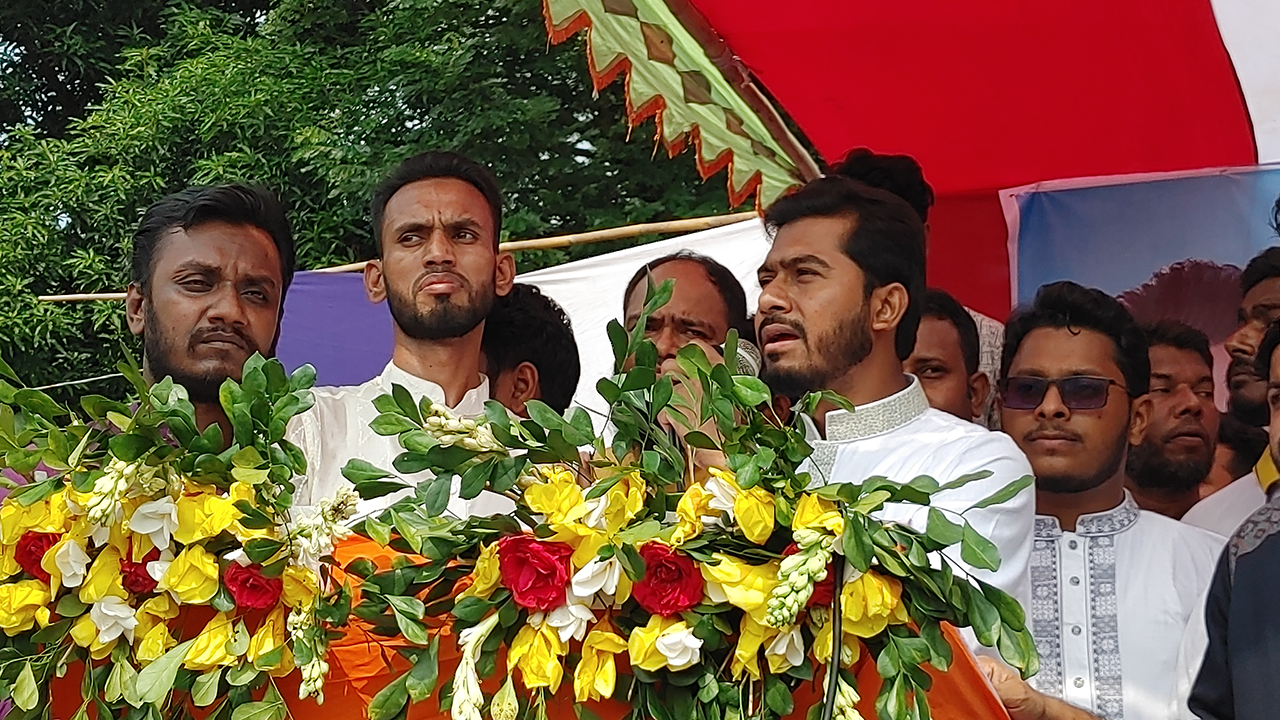 দাউদকান্দিতে পথসভায় বক্তব্য দেন নুরুল হক নুর। ছবি : কালবেলা