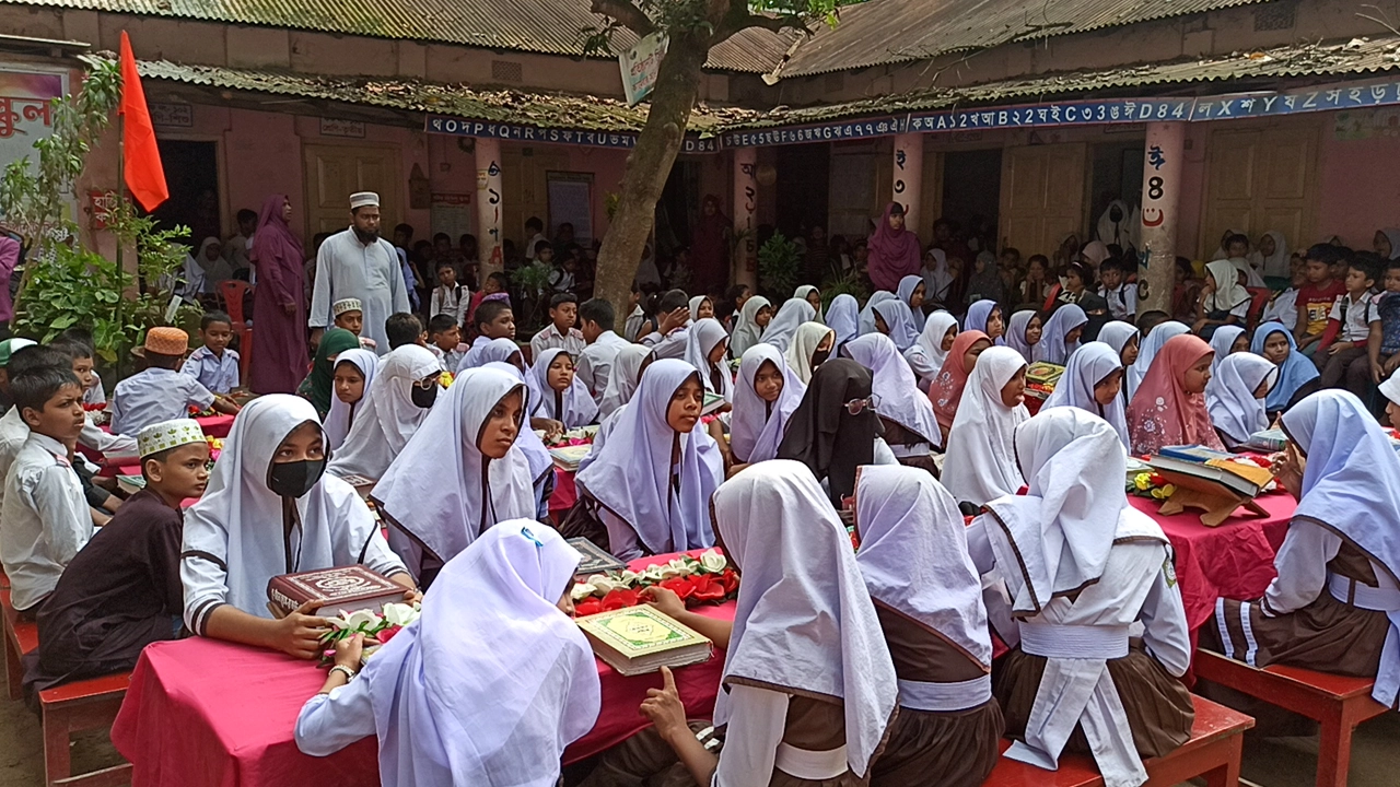 কোরআন শরীফ খতমের মধ্য দিয়ে স্কুলের প্রতিষ্ঠাবার্ষিকী উদযাপন করল শিক্ষার্থীরা। ছবি : কালবেলা