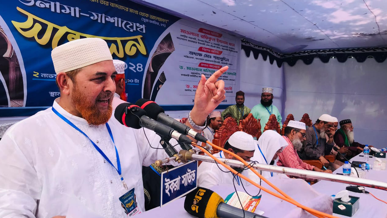 রাজশাহীতে উলামা মাশায়েখ সম্মেলনে বক্তব্য দেন মাওলানা রফিকুল ইসলাম খাঁন। ছবি : কালবেলা