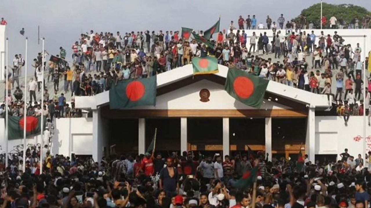 গণভবন জনতার দখলে। ছবি : সংগৃহীত