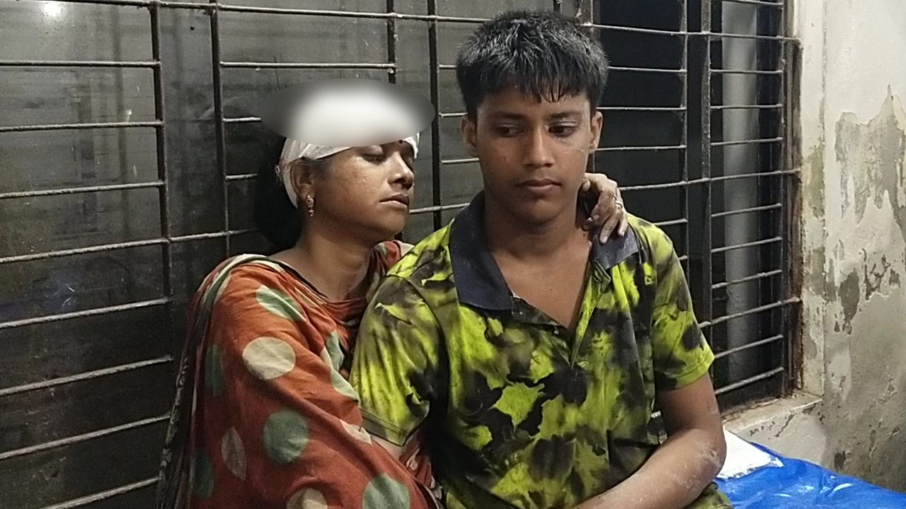 হাসপাতালে আহত উমা রানী ও তার ছেলে প্রশান্ত। ছবি : কালবেলা