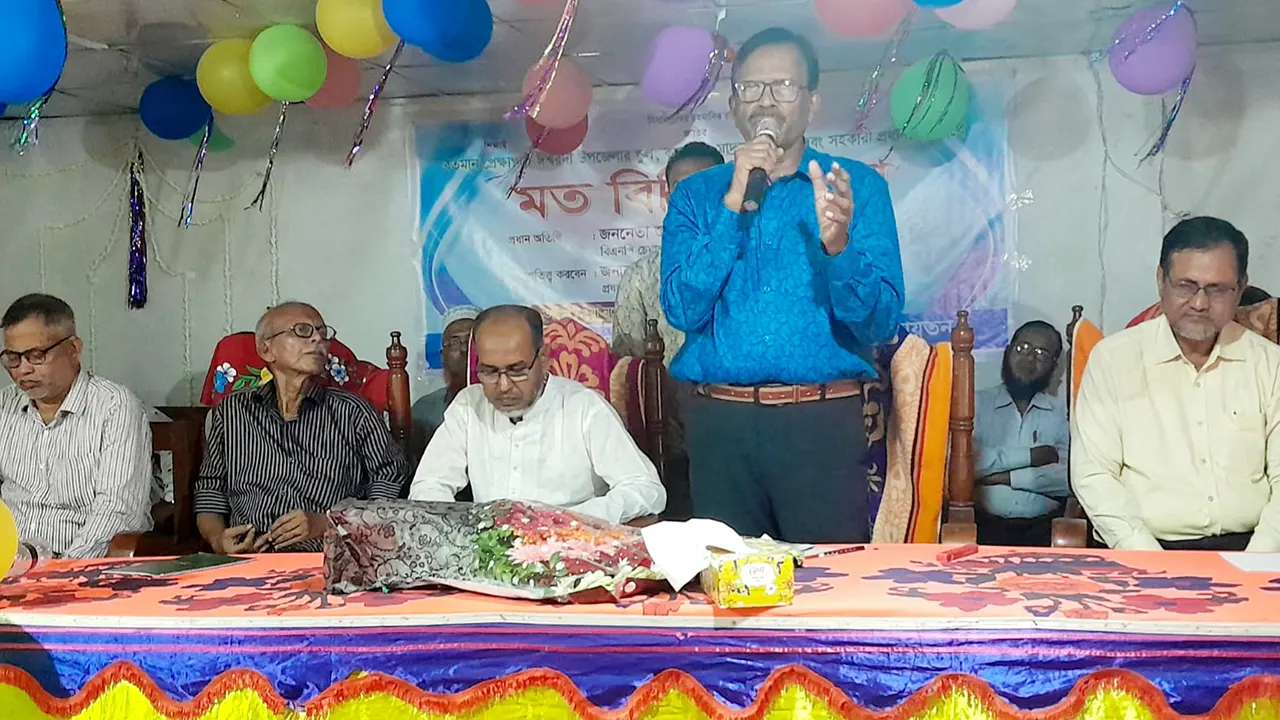 ঈশ্বরদীতে উপজেলার বিভিন্ন স্কুল, কলেজ ও মাদ্রাসার প্রধান এবং সহকারী প্রধানদের সঙ্গে মতবিনিময় সভায় বক্তব্য দেন বিএনপি চেয়ারপারসনের উপদেষ্টা হাবিবুর রহমান হাবিব। ছবি : কালবেলা