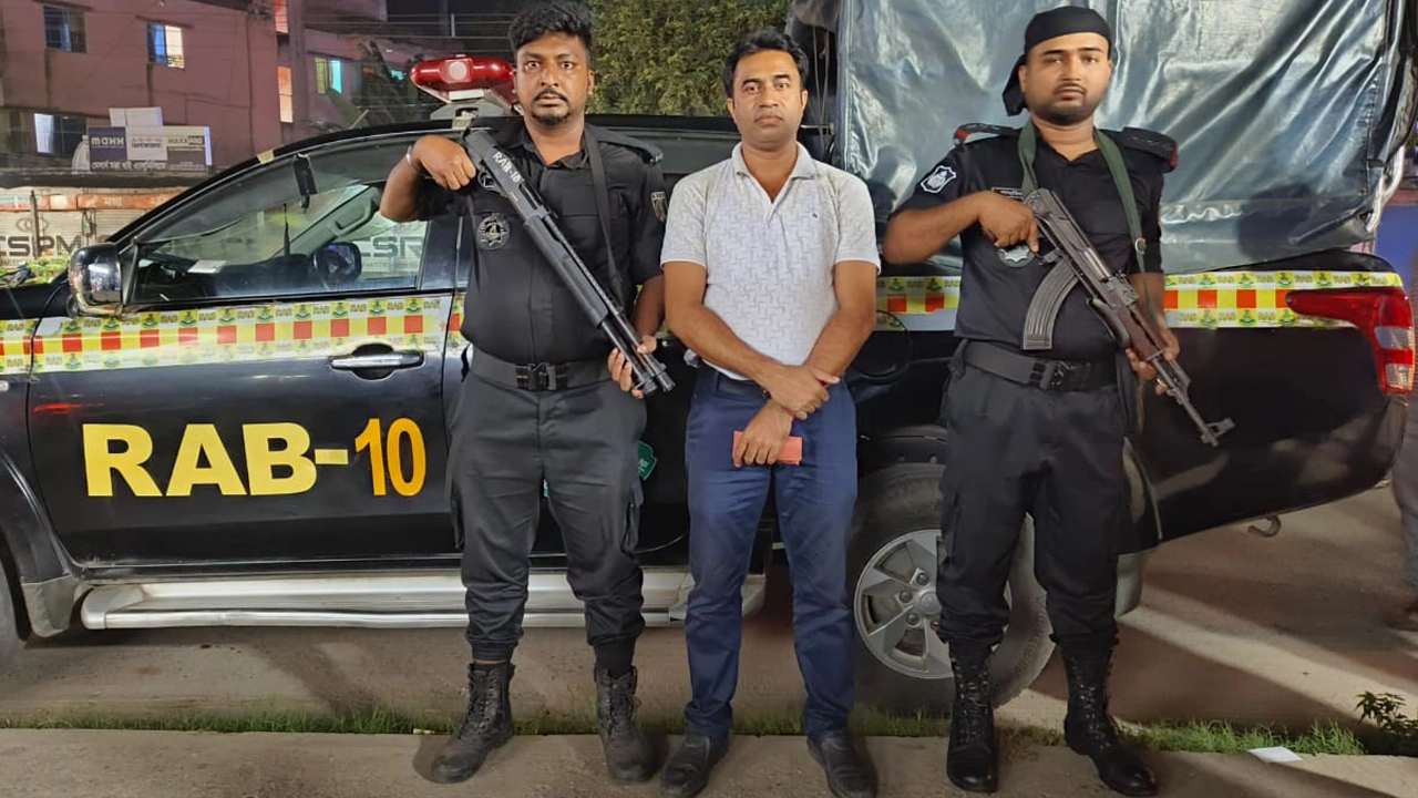র‌্যাবের হাতে গ্রেপ্তার ছাত্রদল নেতা মো. হাফিজুর রহমান। ছবি: কালবেলা