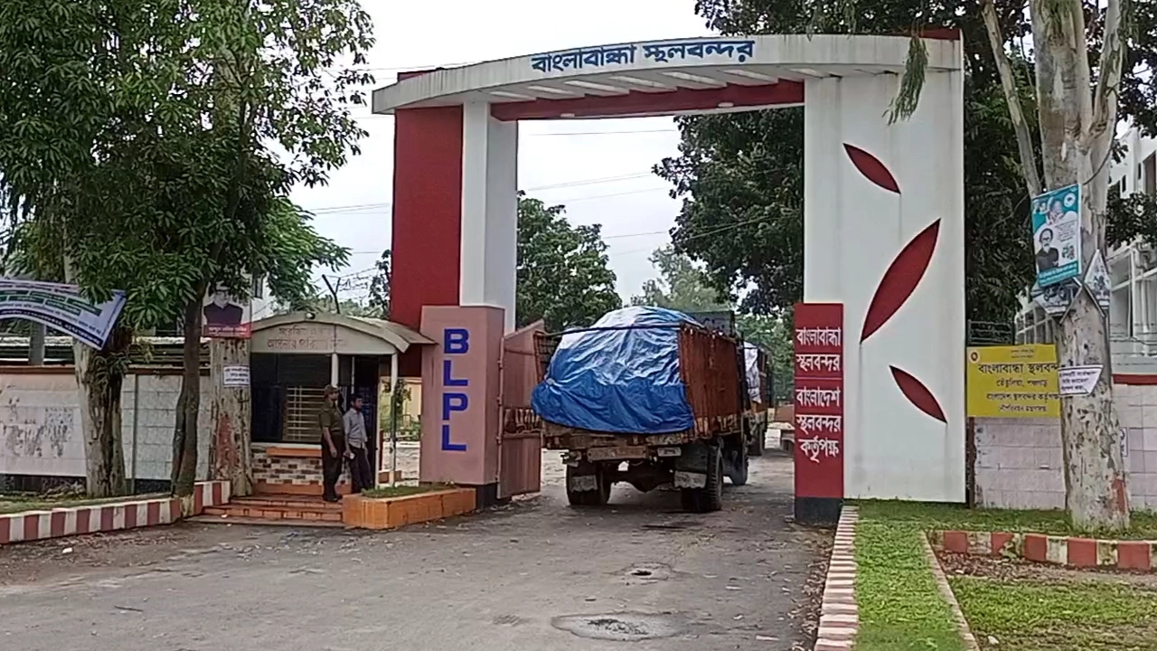 ভারত, নেপাল ও ভুটানের বিভিন্ন পণ্যবোঝাই ট্রাক বাংলাবান্ধা স্থলবন্দরে প্রবেশ করতে শুরু করেছে। ছবি : কালবেলা