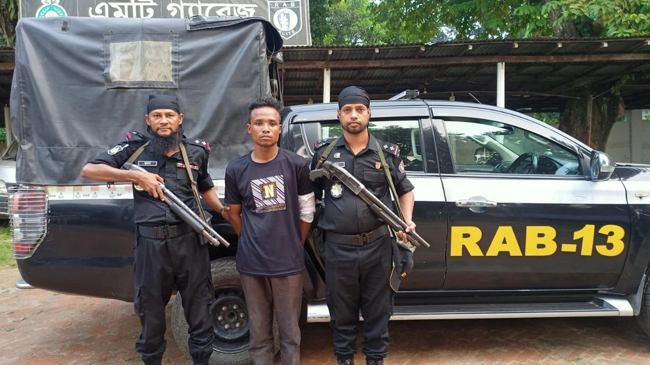 র‌্যাবের হাতে গ্রেপ্তার আসামি স্বাধীন।ছবি : কালবেলা
