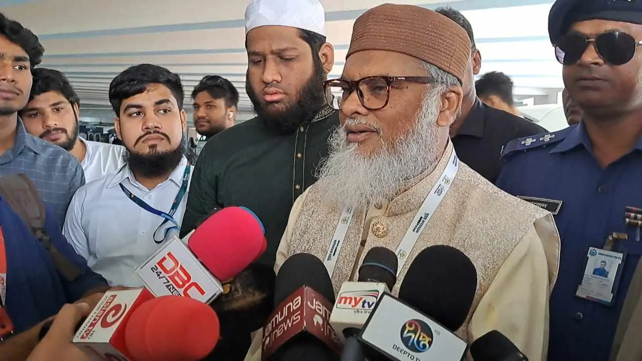 সাংবাদিকদের সঙ্গে আলাপকালে ধর্ম উপদেষ্টা ড. আ ফ ম খালিদ হোসেন। ছবি : কালবেলা