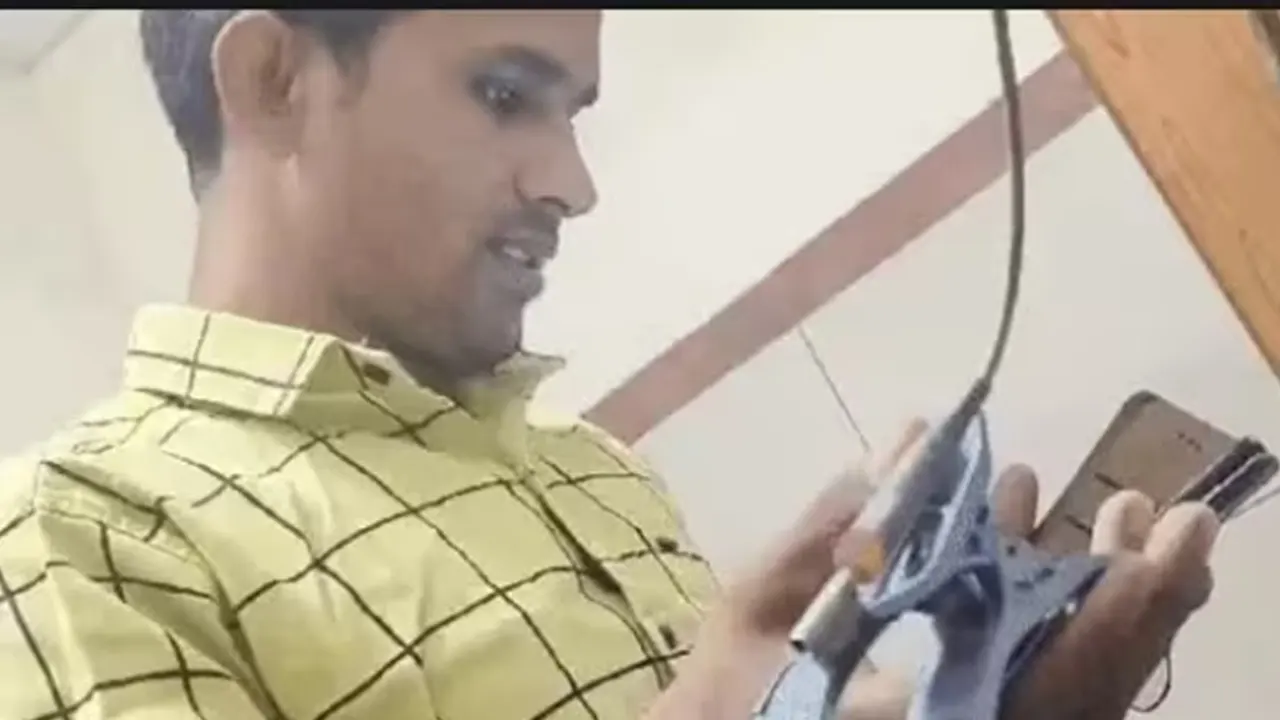 ইউটিউব দেখে ইসিজি করছেন ওয়ার্ড বয়। ছবি : সংগৃহীত