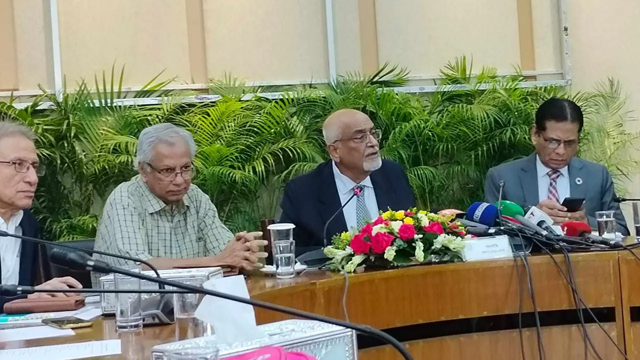 বক্তব্য রাখছেন শ্বেতপত্র প্রণয়ন কমিটির প্রধান ড. দেবপ্রিয় ভট্টাচার্য। ছবি : কালবেলা