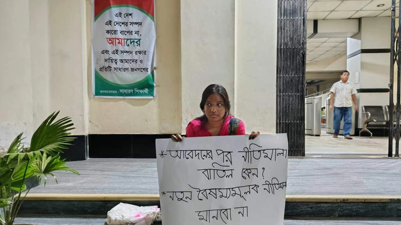 রাবি আবাসিক হলে সিট বরাদ্দে বৈষম্যের অভিযোগে অনশনে তাহমিদা নাসরীন কনক। ছবি : কালবেলা