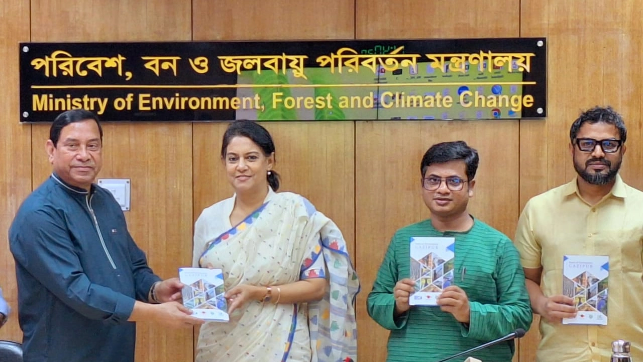 পরিবেশ উপদেষ্টা সৈয়দা রিজওয়ানা হাসান ও অন্যান্য। ছবি : কালবেলা