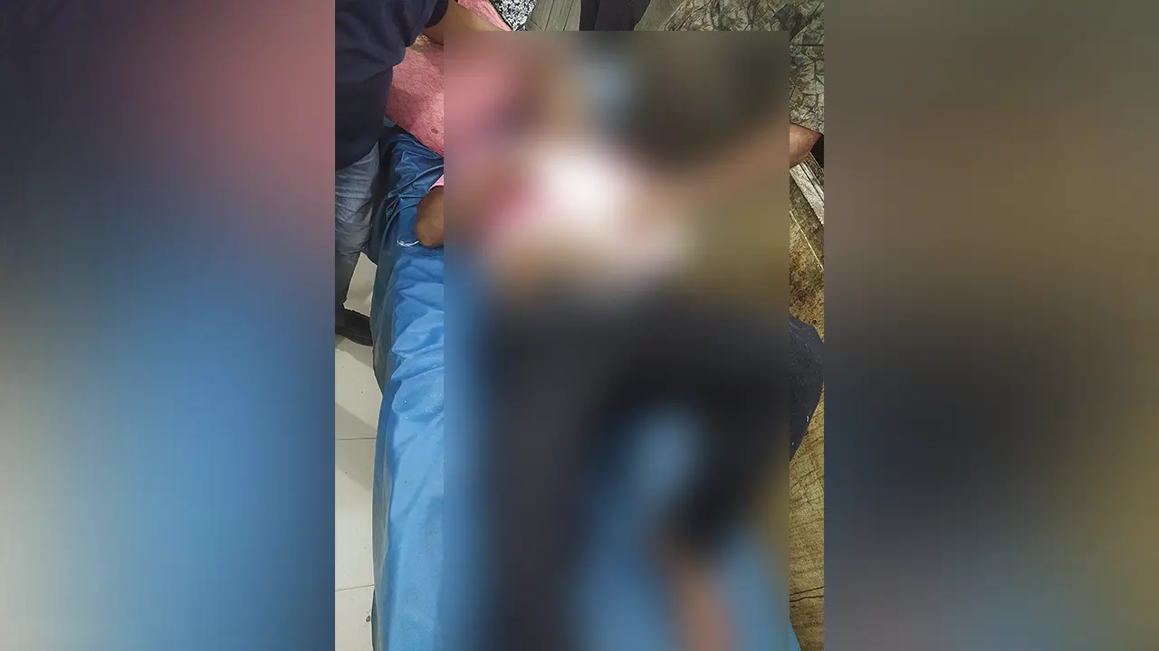 রাসেল ওরফে পঙ্গু রাসেলকে হাসপাতালে নেওয়া হয়। ছবি : কালবেলা