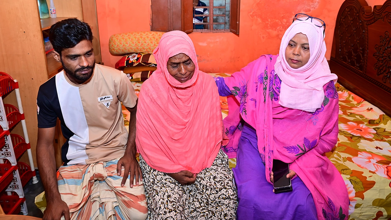 আন্দোলনে নিহত শহীদ পরিবারকে সান্ত্বনা দেন রাজশাহীর জেলা প্রশাসক। ছবি : কালবেলা