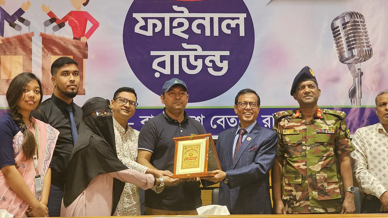 ‘আমরাই সেরা’ ফাইনাল রাউন্ডের বিতর্ক প্রতিযোগিতা চ্যাম্পিয়ন বাংলাদেশ আর্মি ইউনিভার্সিটি । ছবি : কালবেলা