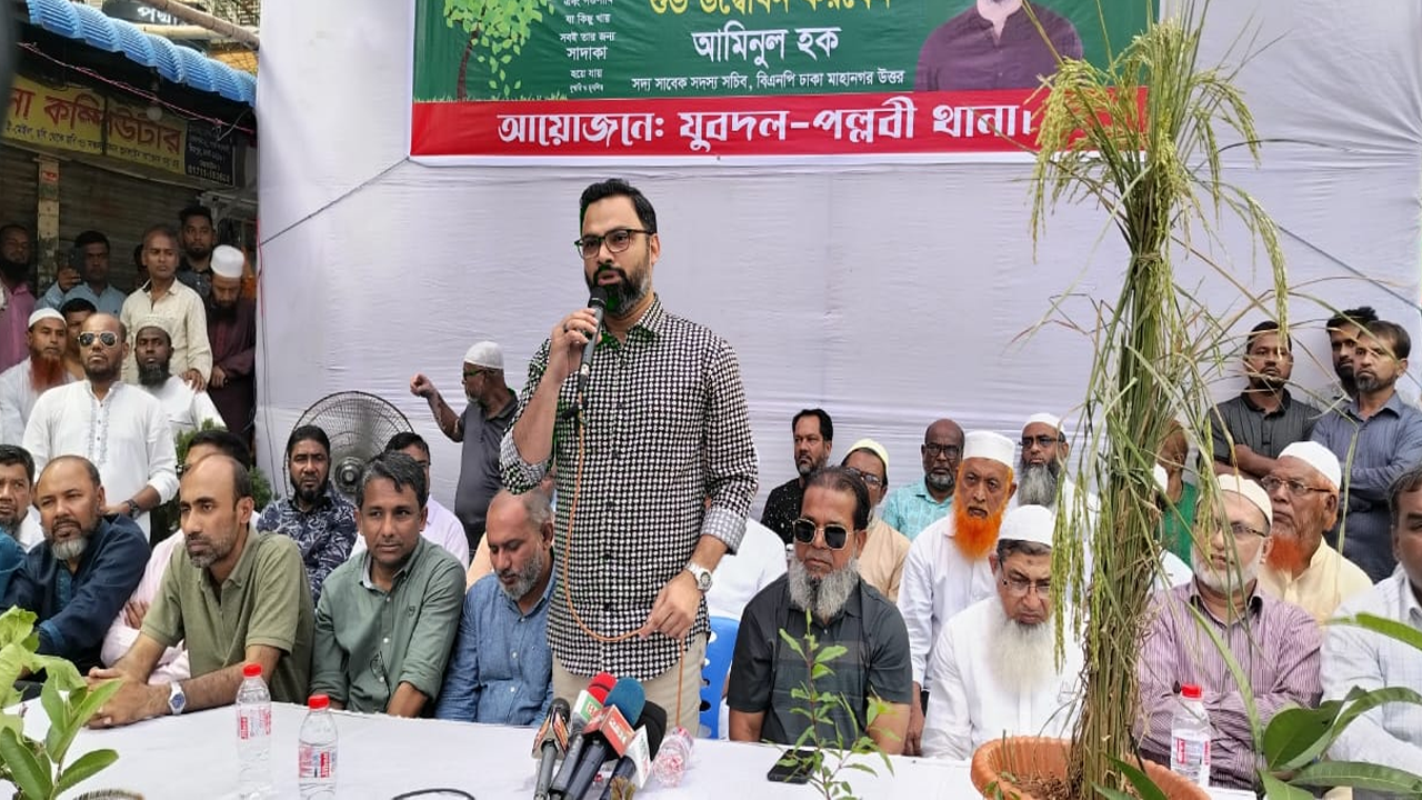 ল্লবী থানা যুবদলের উদ্যোগে বৃক্ষরোপণ কর্মসূচির উদ্বোধনী অনুষ্ঠানে আমিনুল হক। ছবি : কালবেলা