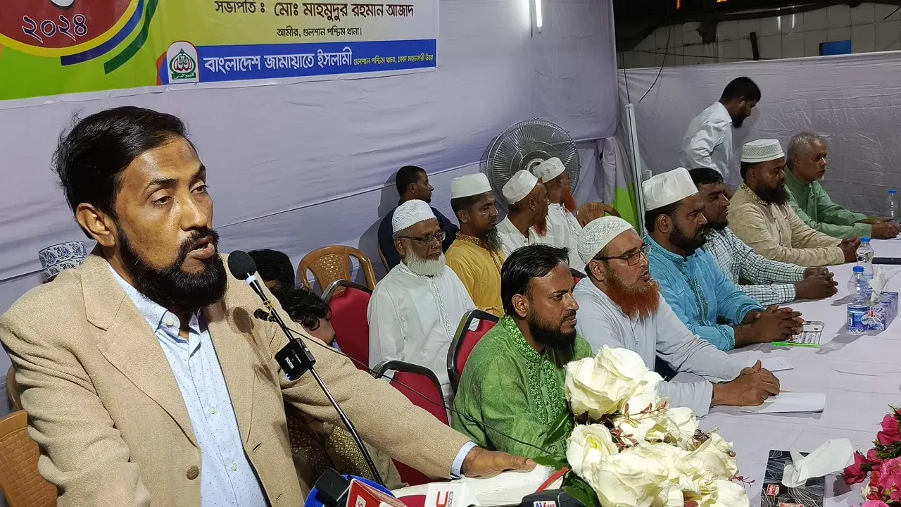 রাজধানীর বনানীর কাঁচাবাজার সড়কে এক কর্মী ও সুধী সমাবেশে কথা বলেন জামায়াতে কেন্দ্রীয় নির্বাহী পরিষদ সদস্য ও ঢাকা মহানগরী উত্তরের আমীর মোহাম্মদ সেলিম উদ্দিন। ছবি : কালবেলা