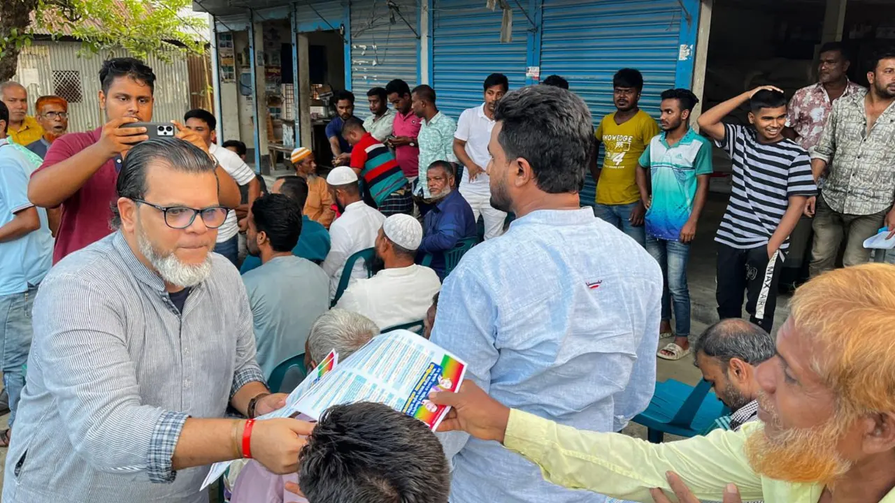 কিশোরগঞ্জের বাজিতপুর উপজেলার পিরিজপুর ইউনিয়নের লিফলেট বিতরণ এবং গণসংযোগ করেন এহসানুল হুদা। ছবি : কালবেলা