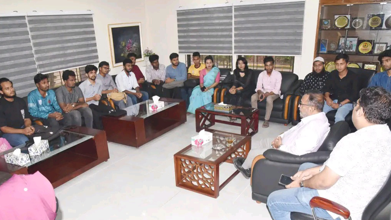 খুবি উপাচার্যের সঙ্গে খুবিসাসের সৌজন্য সাক্ষাৎ। ছবি : কালবেলা