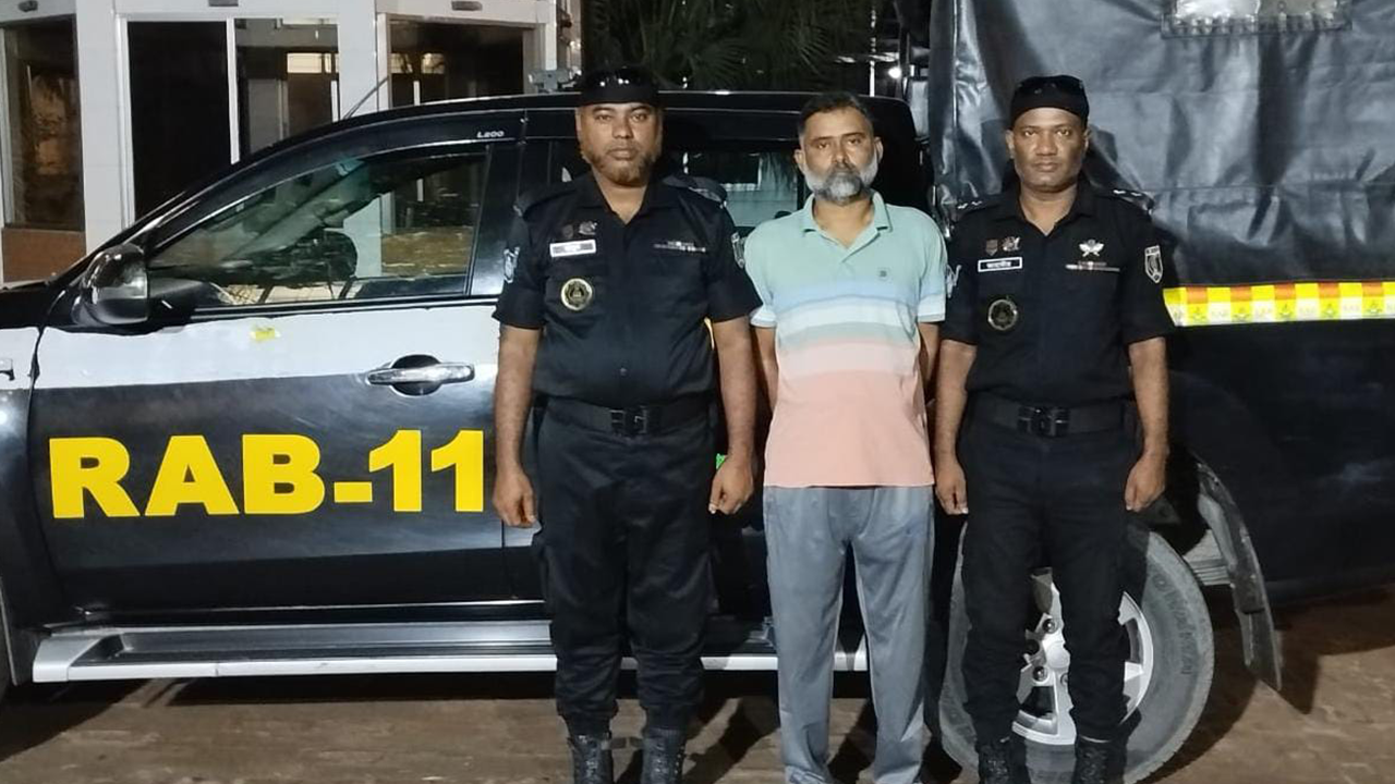 র‍্যাবের হাতে গ্রেপ্তারকৃত যুবলীগ নেতা মো. জাহিদুল ইসলাম। ছবি : কালবেলা