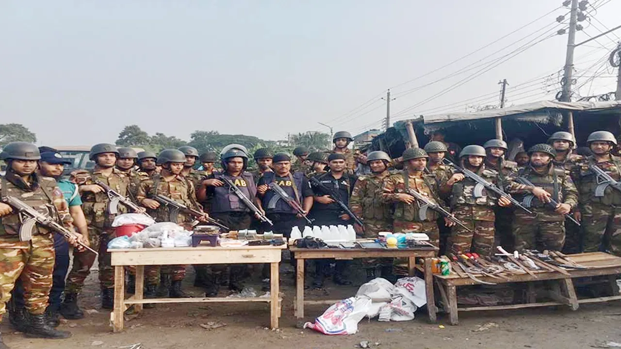 অভিযানের পর উদ্ধারকৃত অস্ত্র মিডিয়ার সামনে প্রদর্শন করা হয়। ছবি : কালবেলা