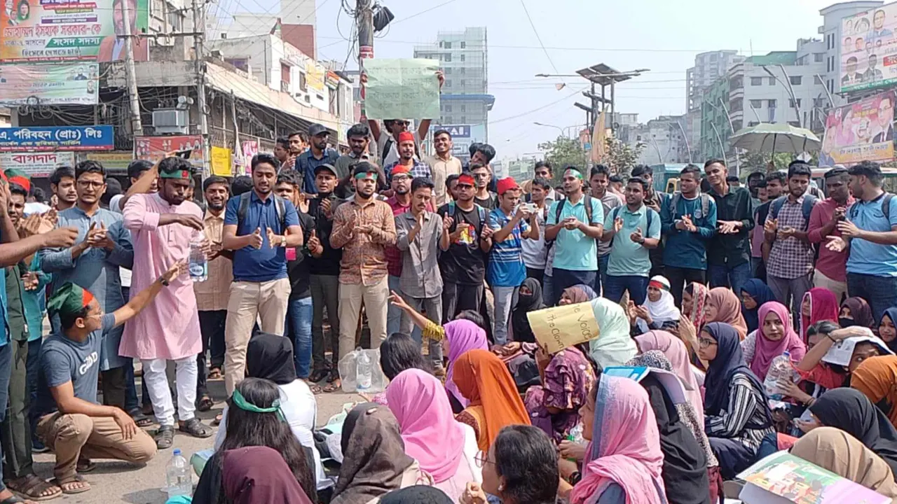 আন্দোলনরত শিক্ষার্থীরা। ছবি : কালবেলা