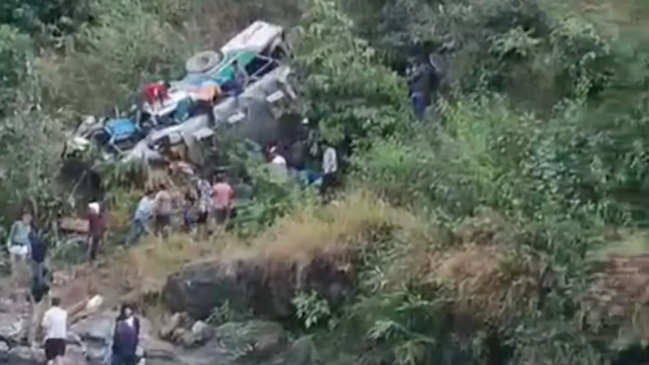 খাদে পড়া বাস। ছবি : সংগৃহীত