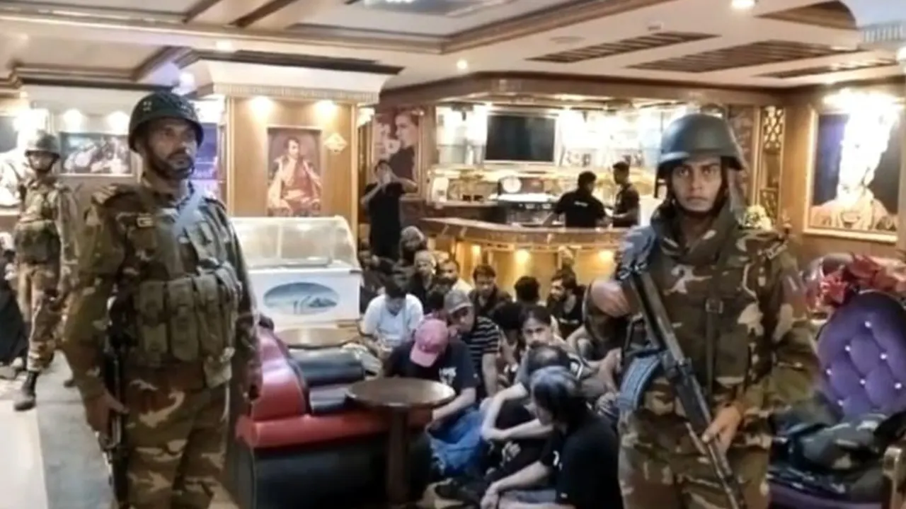 যৌথ বাহিনীর অভিযানে আটককৃতদের একত্রে বসিয়ে রাখা হয়। ছবি : কালবেলা