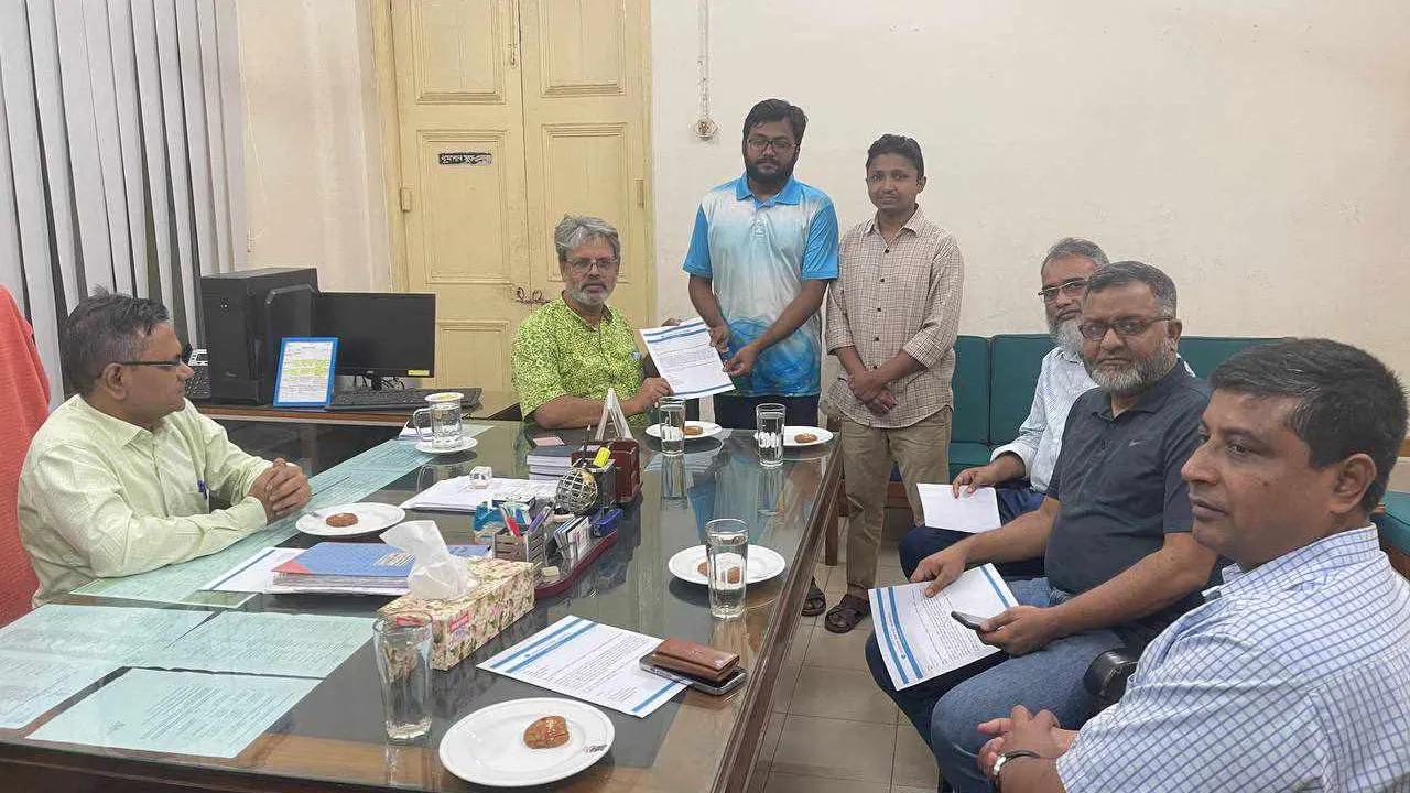বিশ্ববিদ্যায়ল প্রশাসনকে ঢাবি শাখা ছাত্রশিবিরের স্মারকলিপি প্রদান। ছবি : কালবেলা