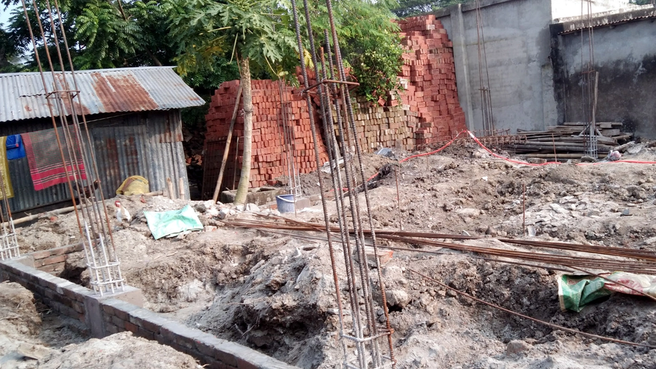 বাজারের পেরিফেরিভুক্ত খাসজমি দখল করে দোকানঘর নির্মাণ। ছবি : কালবেলা