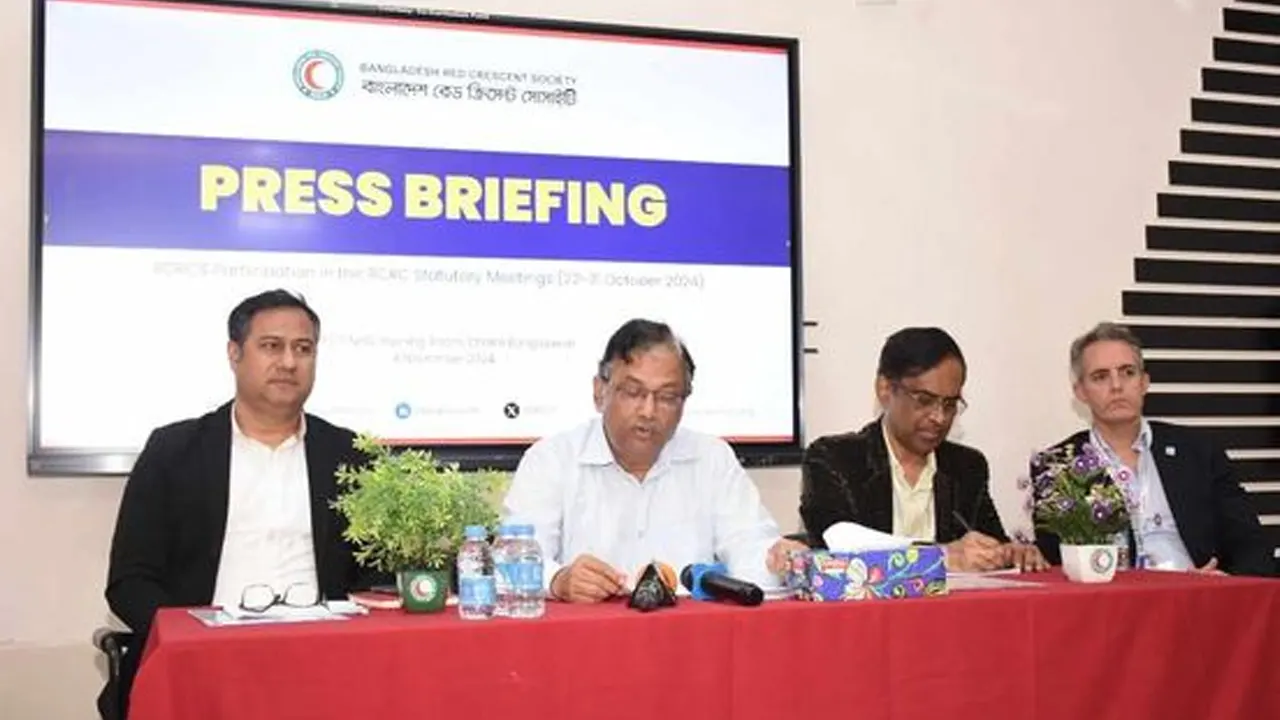 রেড ক্রিসেন্ট সোসাইটির ভবিষ্যৎ কর্মপরিকল্পনাবিষয়ক সংবাদ সম্মেলন। ছবি : কালবেলা